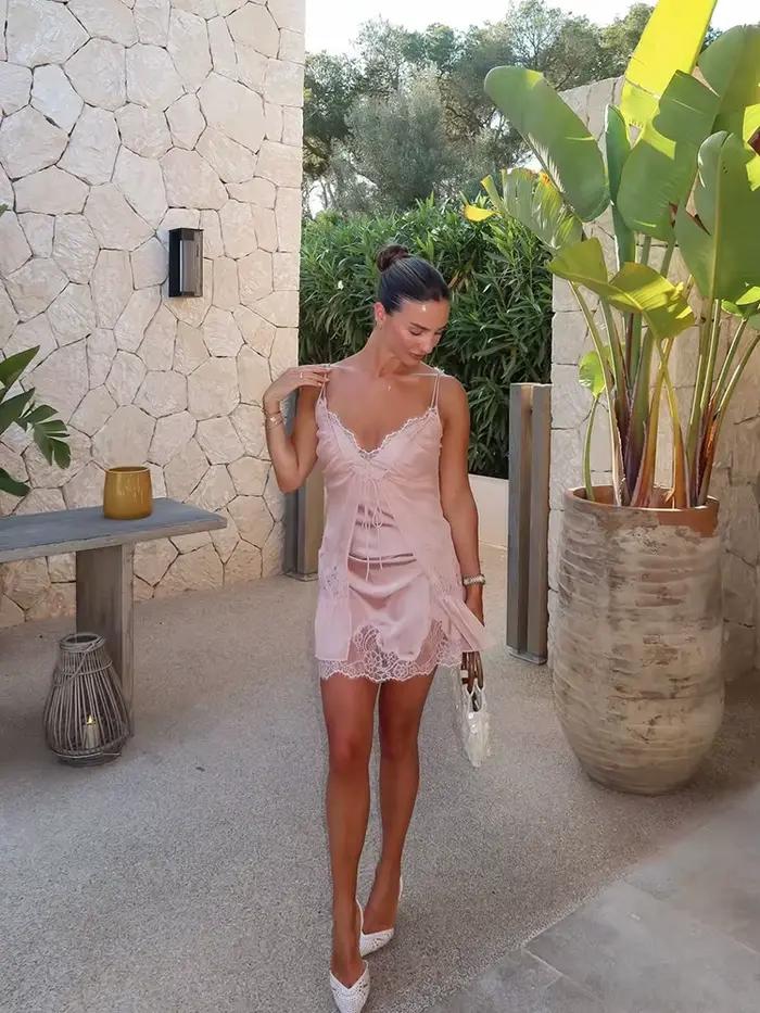 Ensemble de lingerie en dentelle de chiffon pour femme, mini-robe sexy à bretelles spaghetti et décolleté plongeant avec short en dentelle, tenue de nuit estivale à volants