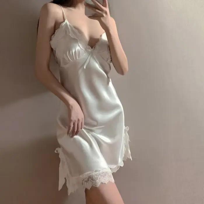 Chemise de nuit en satin blanc pour femme, col en V, sans manches, avec dentelle, fente latérale, lingerie, vêtement de nuit, tenue d'intérieur