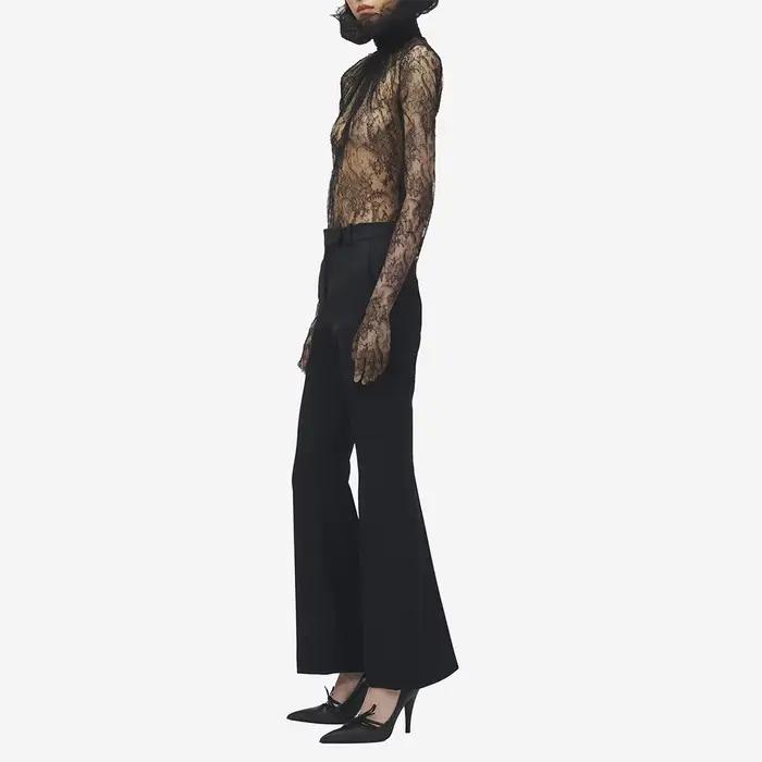 TWOTWINSTYLE Elegantná čipkovaná košeľa pre ženy s čiernymi vsadkami