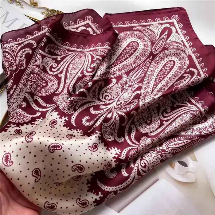 Dámska hodvábne jemná šatka s paisley vzorom