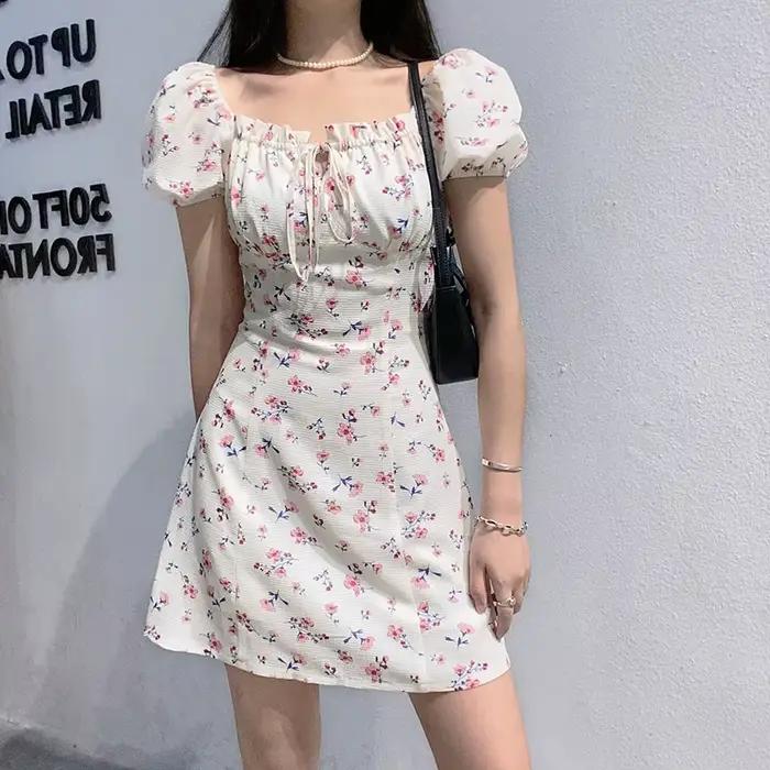 Sexy kvetinové šaty s výstrihom do U pre ženy