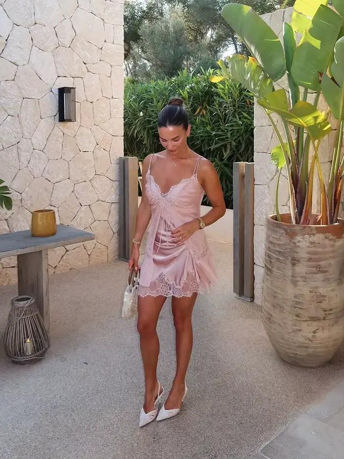 Ensemble de lingerie en dentelle de chiffon pour femme, mini-robe sexy à bretelles spaghetti et décolleté plongeant avec short en dentelle, tenue de nuit estivale à volants