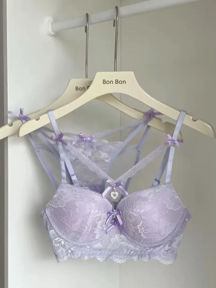 Ensemble de lingerie sexy violet avec soutien-gorge push-up à bretelles pour petites poitrines, bonnets froncés à armatures croisées, idéal pour les soirées féminines