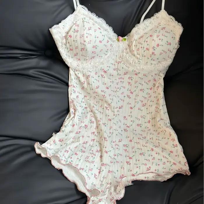 Roztomilé kvetinové onesie pyžamo pre ženy