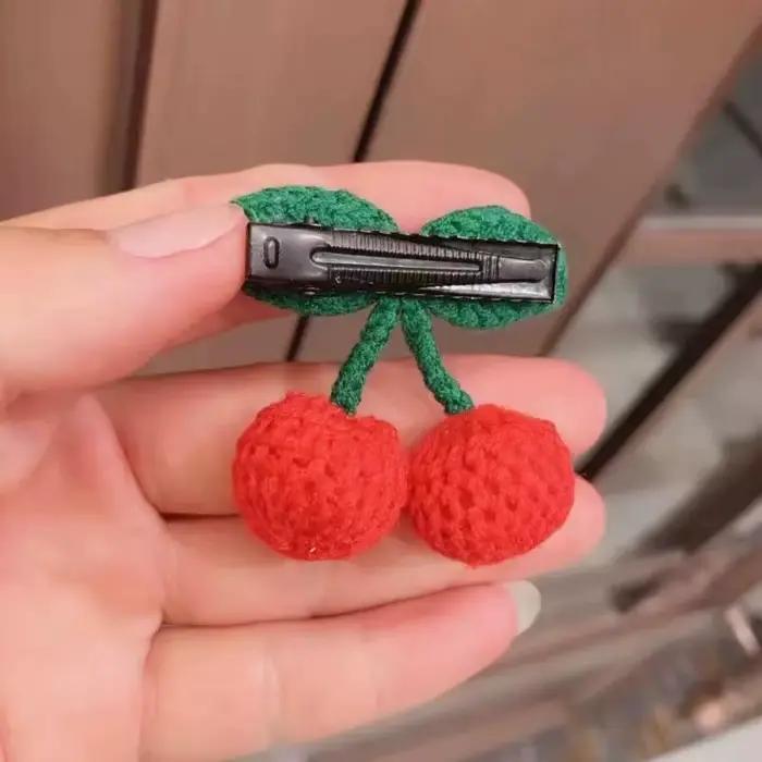 Obľúbená červená spona do vlasov pre bábätká