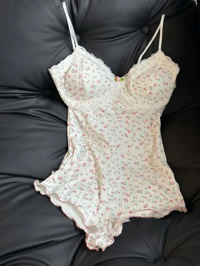 Roztomilé kvetinové onesie pyžamo pre ženy