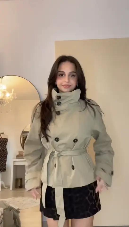 Dámsky krátky trench coat s opaskom v páse