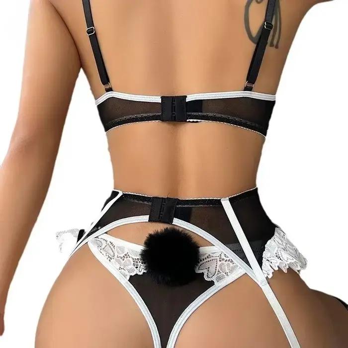 Ensemble soutien-gorge et culotte en dentelle rose avec jarretelles