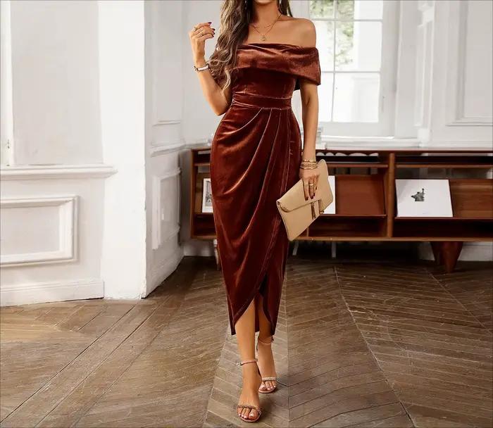 Zamatové šaty s nádychom jesennej elegancie, dlhá sukňa na jedno rameno
