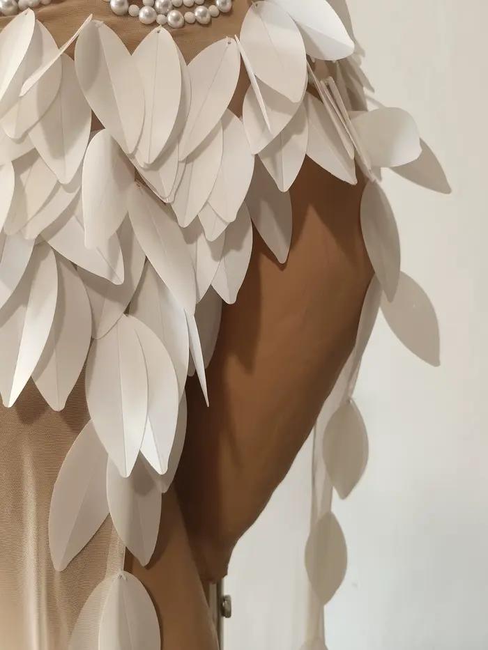 Elegantné priesvitné šaty z tylu bez ramienok s trblietavými perlami pre ženy