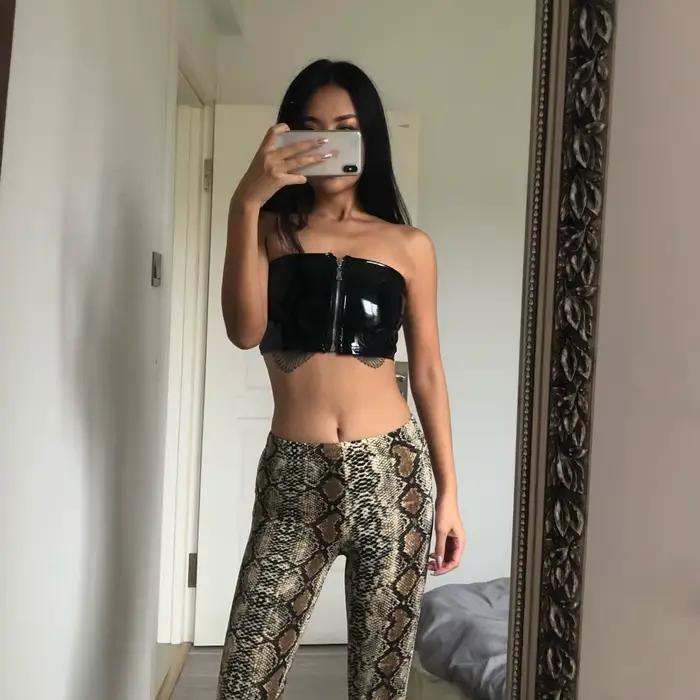Sexy krátke tielko z lesklej umelej kože PU s čiernym zipsom