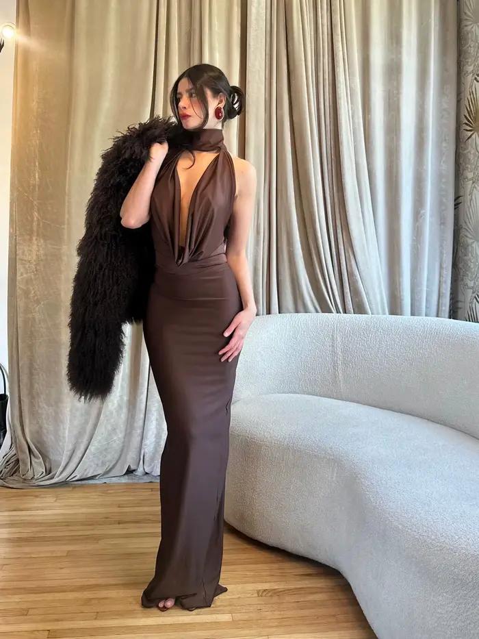 Elegantná priliehavá dlhá šaty Hugcitar s halierovým výstrihom
