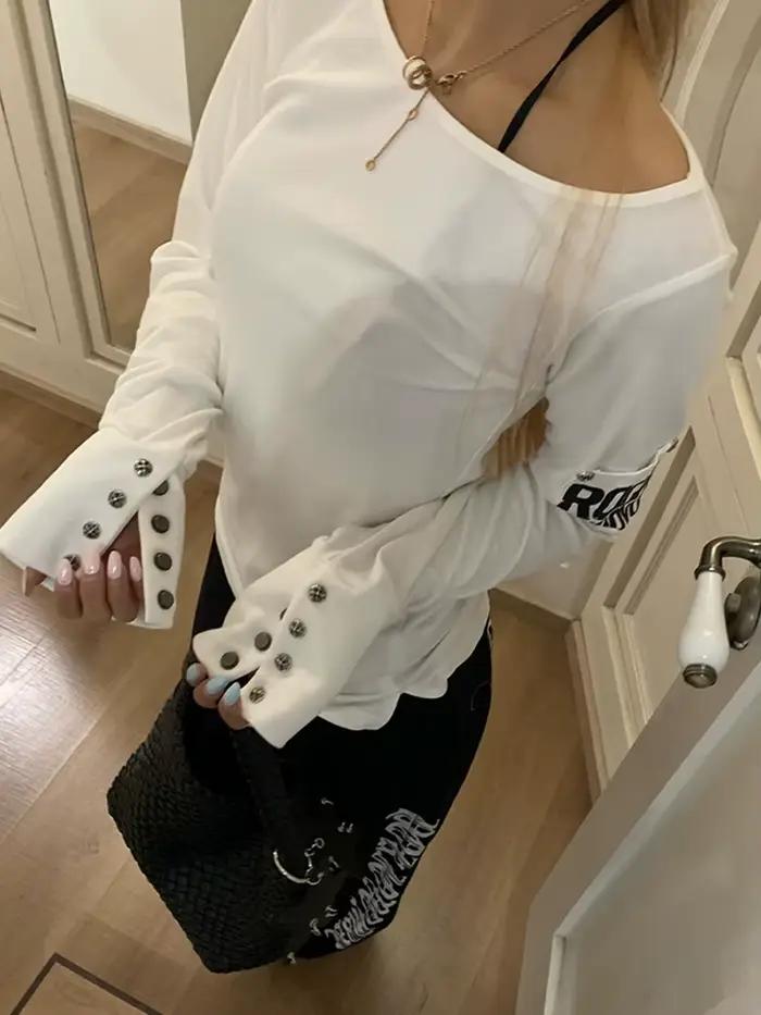 T-shirt rétro Y2K pour femmes, coupe ajustée, matériau coton-elasthanne, col asymétrique, bouton décoratif, idéal pour les festivals de musique et les soirées entre amis