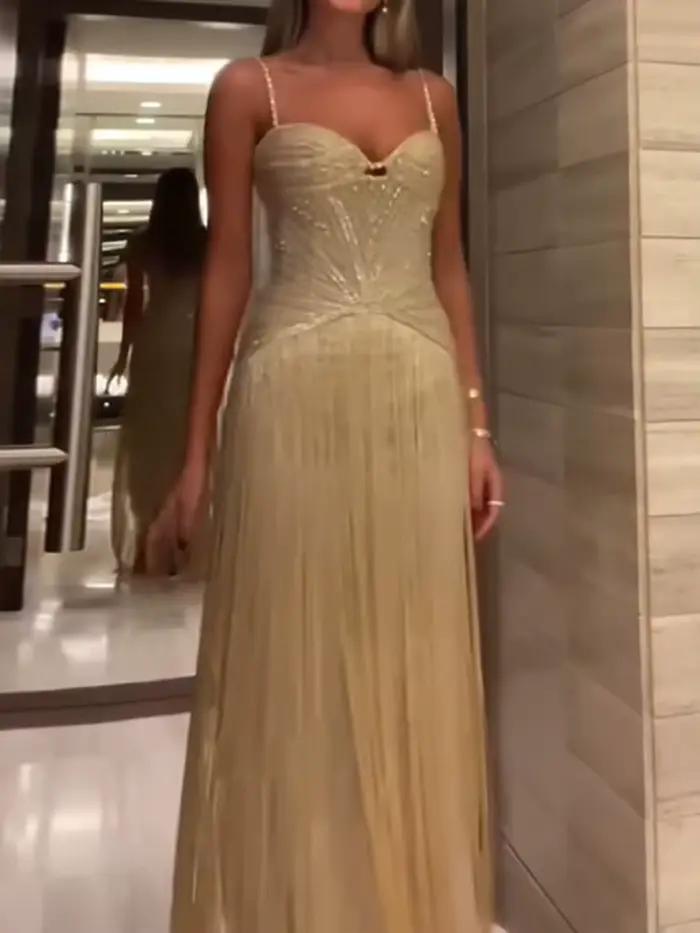 Sexy bezramienková šaty s trásňami