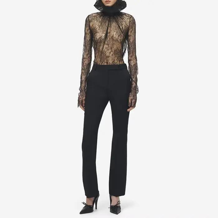 TWOTWINSTYLE Elegantná čipkovaná košeľa pre ženy s čiernymi vsadkami
