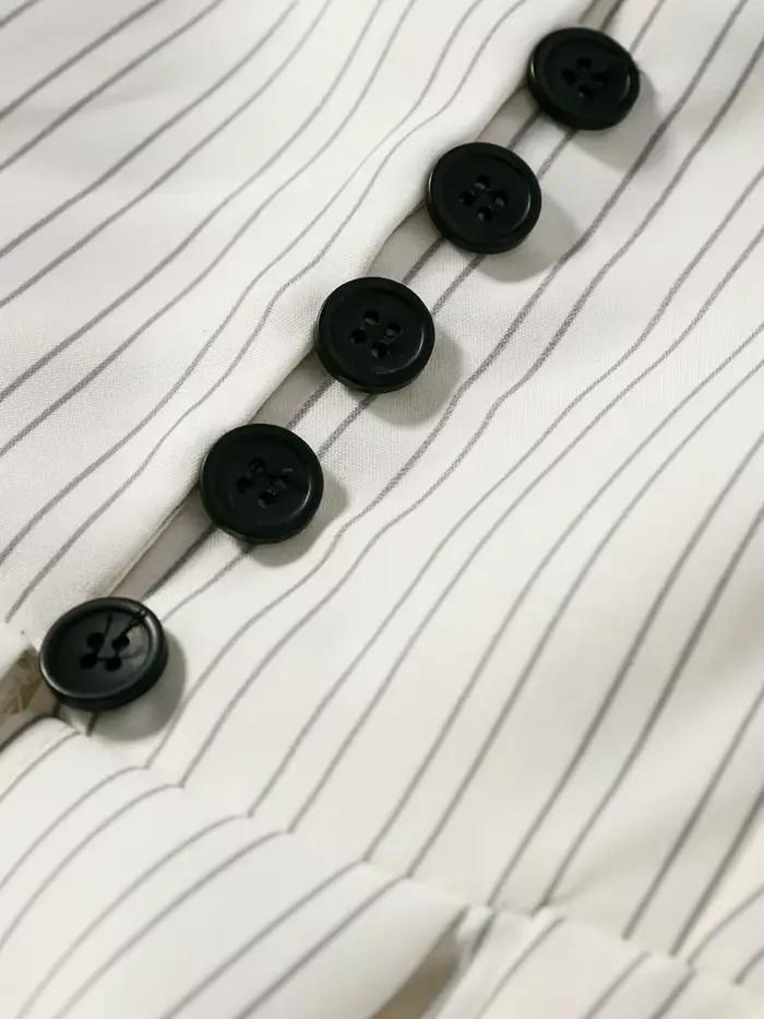 Elegantné pruhované kabáty s plisovaným lemom pre ženy