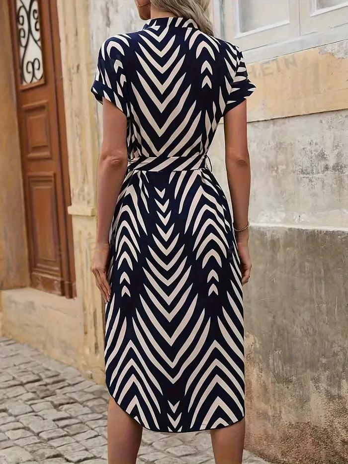Elegantné šaty s krátkymi rukávmi a výstrihom do V pre ženy