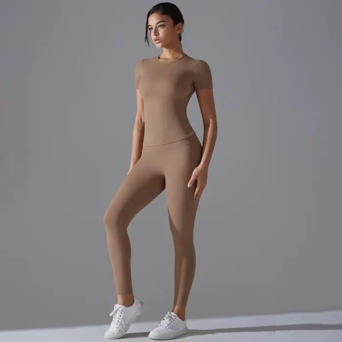 Combinaison sportive femme yoga fitness athleisure moderne élégante pour yoga et fitness