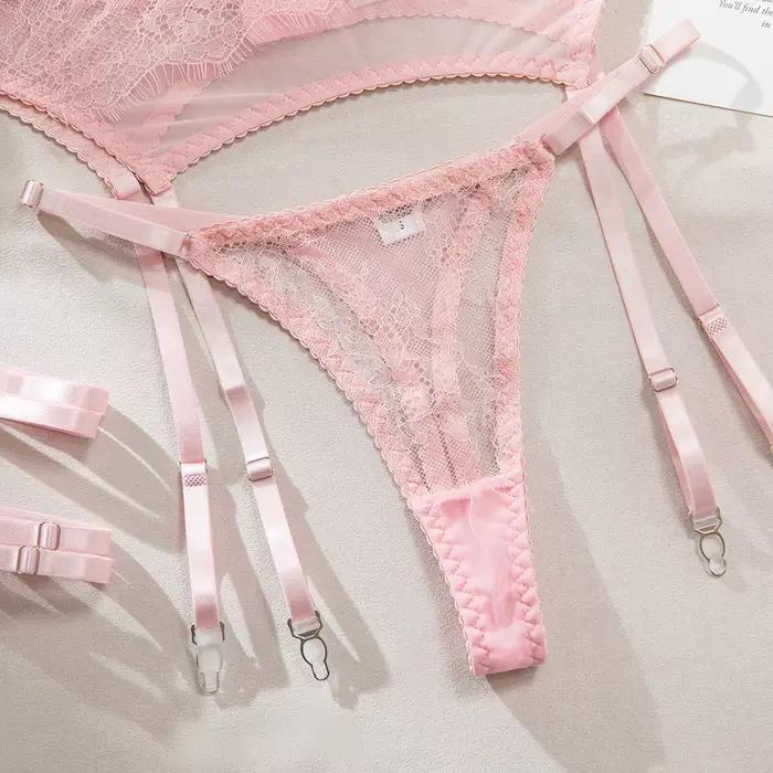 Sexy a elegantný 3-dielny fantasy lingerie set s podväzkami