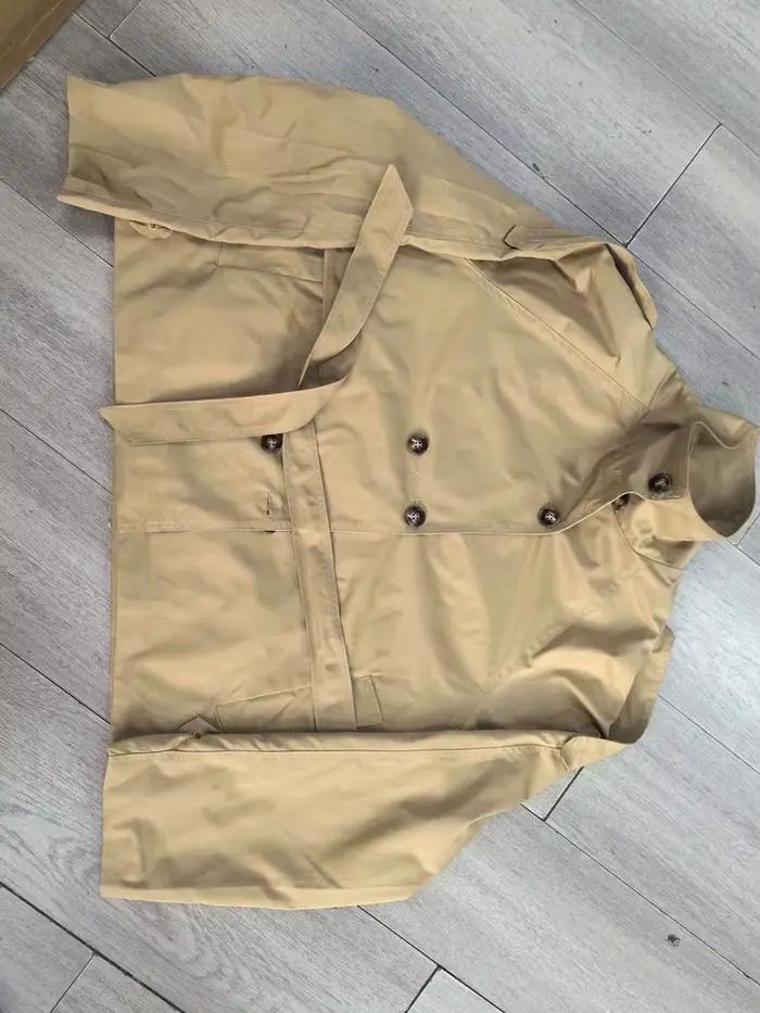 Dámsky krátky trench coat s opaskom v páse