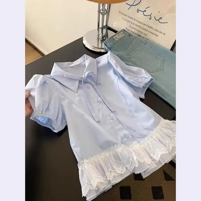 Chemise pour femme en bleu clair avec col à nœud papillon et ourlet en dentelle