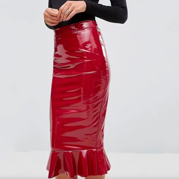 Stredne dlhá sukňa s volánmi z imitácie latexu pre ženy