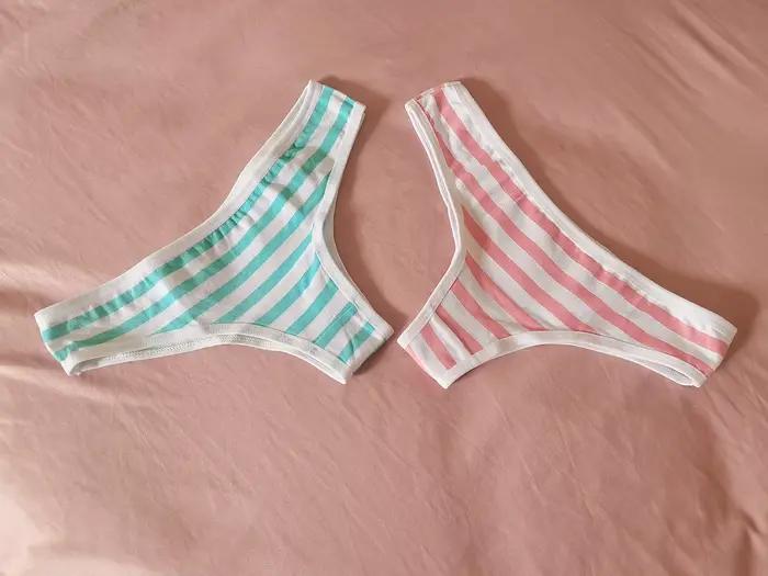Sexy a roztomilé dievčenské ženské modro-ružové pruhované tangáčiky t-back