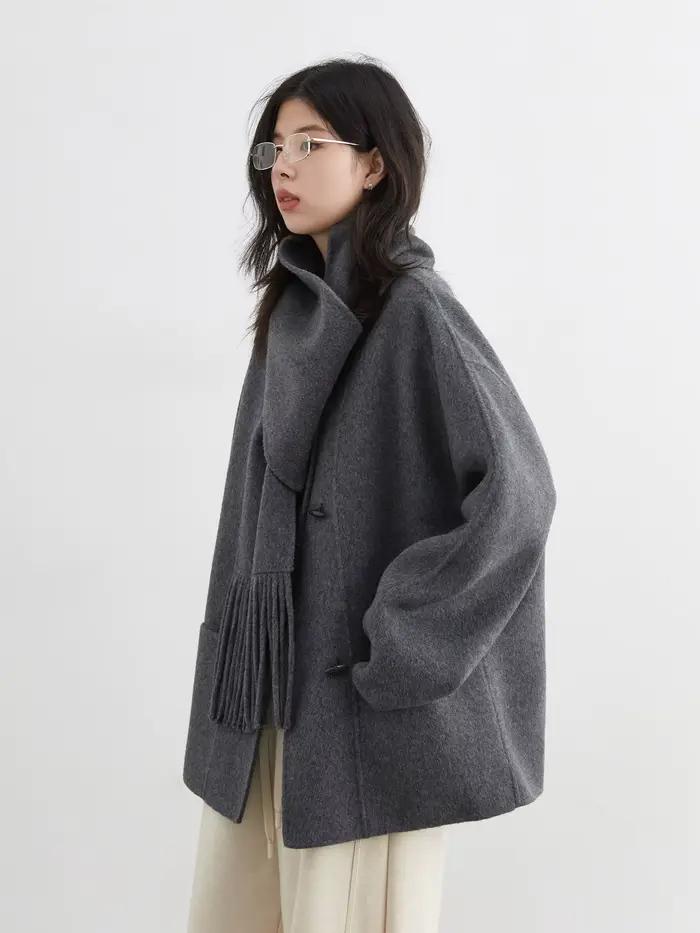Lâche en laine et polyester Chic Ven pour femmes, style bureau-dame, automne-hiver, col rond, boutonnage simple, pompons装饰去掉最后的装饰部分,并确保HTML格式正确。