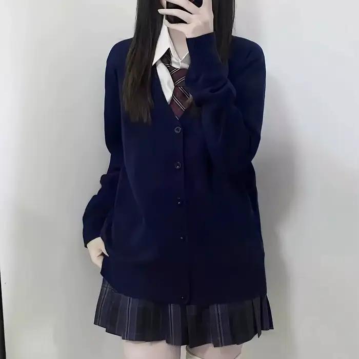 Jednofarebný pletený sveter s výstrihom do V v japonskom štýle