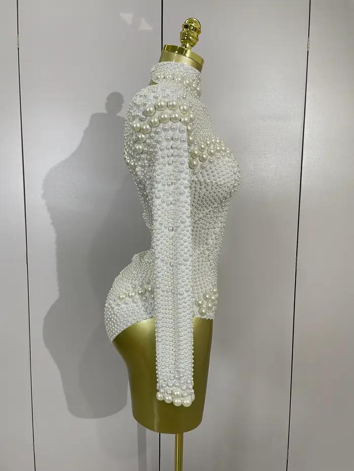 Combinaison extensible blanche à manches longues entièrement perlée pour femme, idéale pour les soirées d'anniversaire, les fêtes, les performances DJ et les tenues de scène en boîte de nuit.
