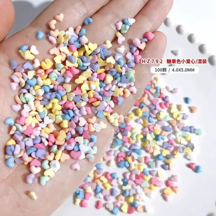 100 ks Nail Art Mini srdiečka prívesky 4x5mm mix/biela živica roztomilé kamienky v tvare srdca na nechty 3D dekorácie