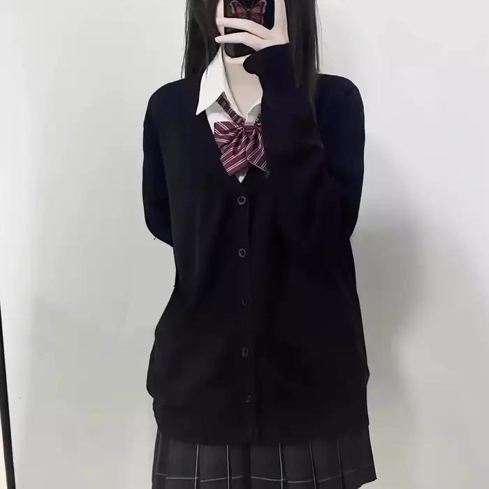Jednofarebný pletený sveter s výstrihom do V v japonskom štýle