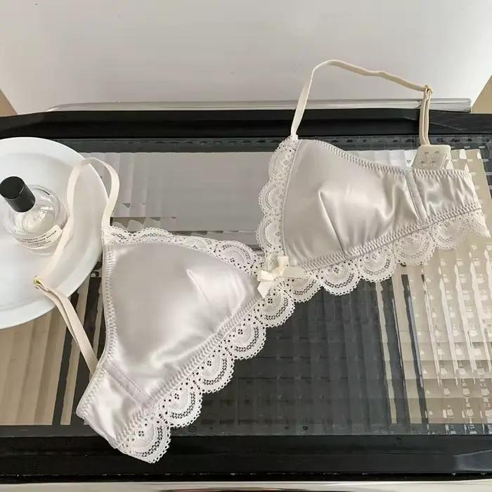Soutien-gorge en dentelle à nœud en forme de triangle de style coréen pour femmes Petite poitrine Sous-vêtements en satin Doux respirant Confortable Soutien-gorge doux