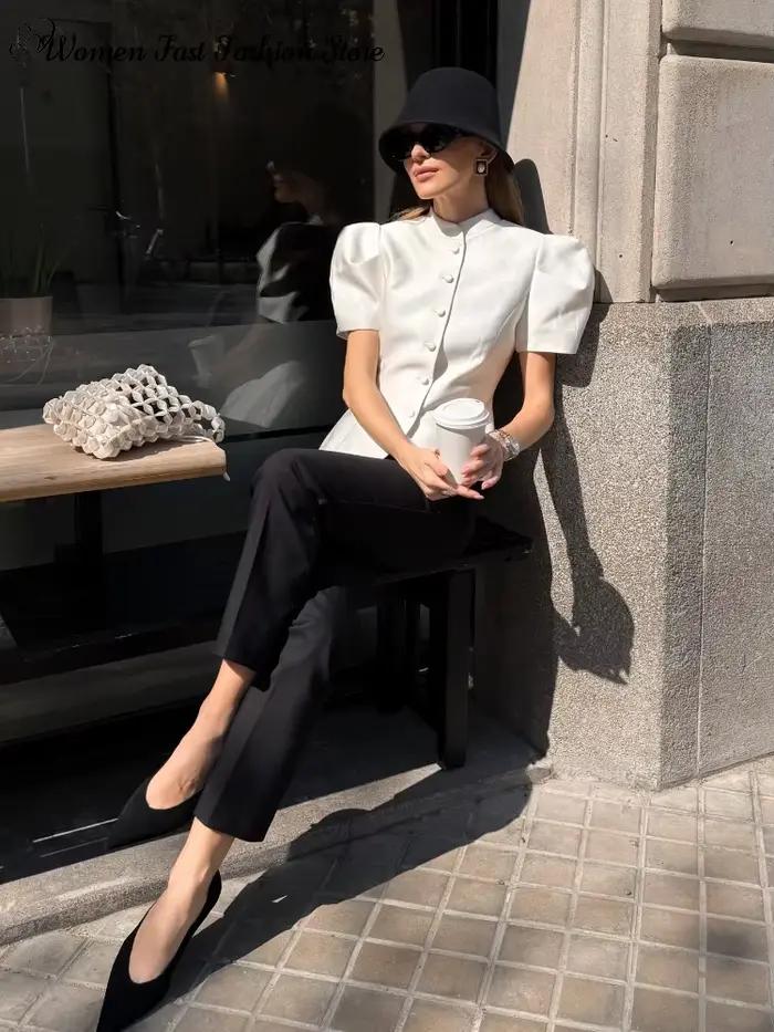 Elegantný kabát s krátkymi rukávmi a jednoduchým zapínaním pre ženy