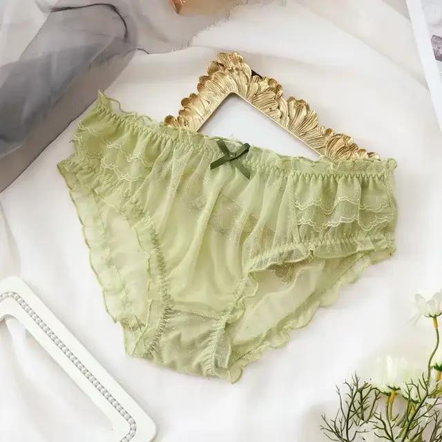 Dámske módne nohavičky strednej veľkosti s volánmi