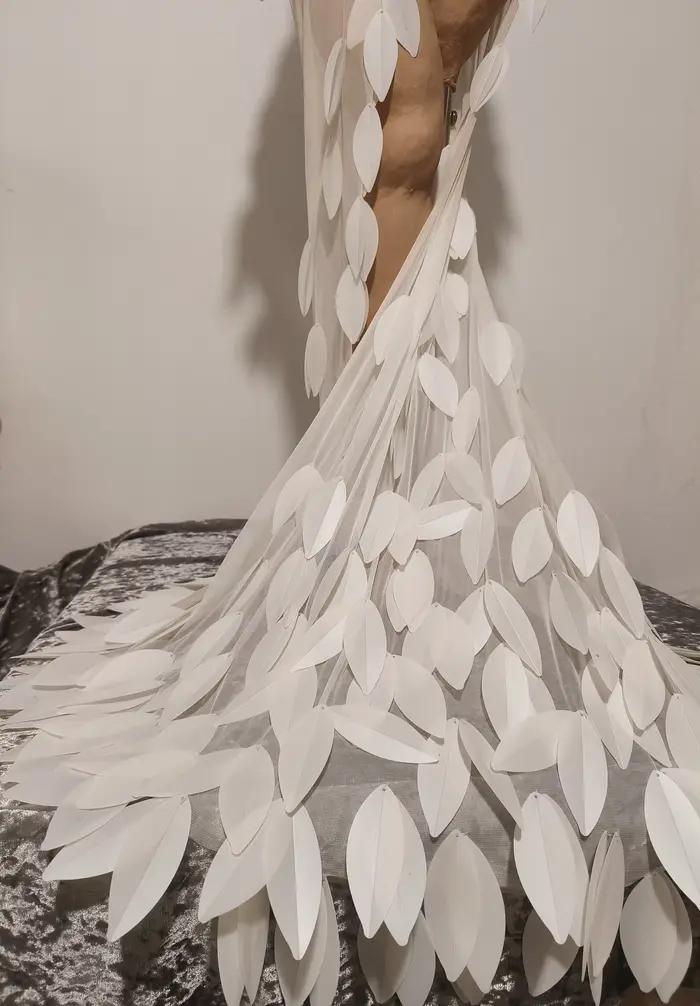 Elegantné priesvitné šaty z tylu bez ramienok s trblietavými perlami pre ženy