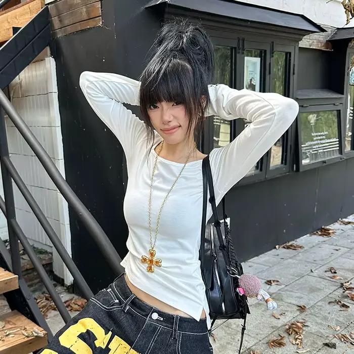 T-shirt rétro Y2K pour femmes, coupe ajustée, matériau coton-elasthanne, col asymétrique, bouton décoratif, idéal pour les festivals de musique et les soirées entre amis
