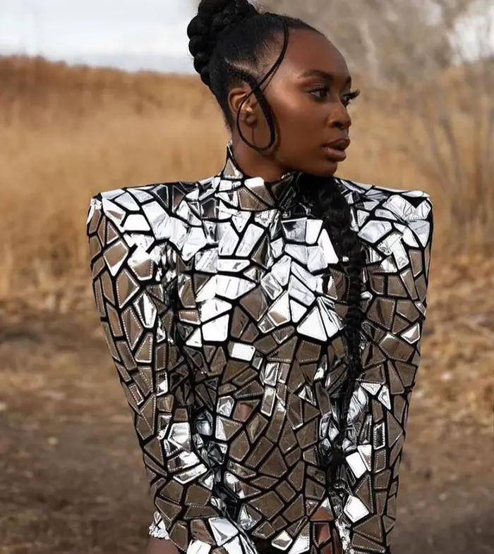 Strieborné flitrované šaty s odhaleným chrbtom pre ženy