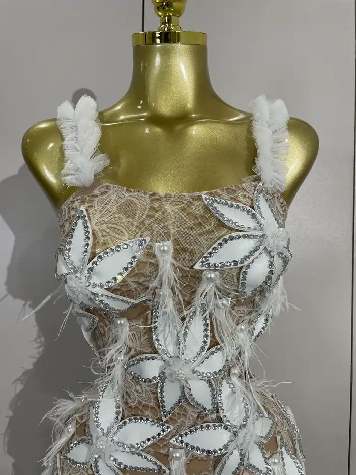 Sexy trblietavé diamantové kvety perie biele priesvitné šaty krátke na večierok ples oslavu narodenín