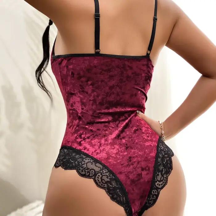Červené zamatové čipkované body pre ženy – Jednodielny teddy s hlbokým výstrihom do V a čiernym čipkovaným lemom