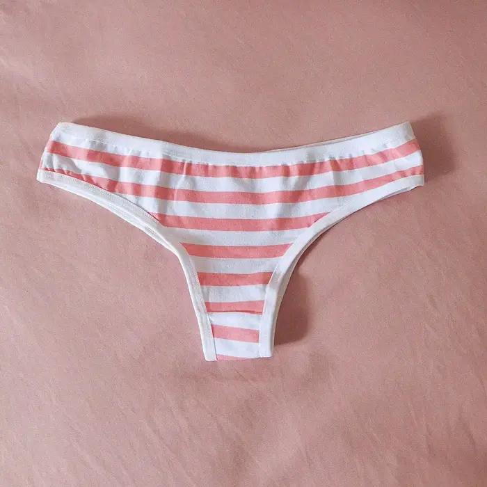 Sexy a roztomilé dievčenské ženské modro-ružové pruhované tangáčiky t-back