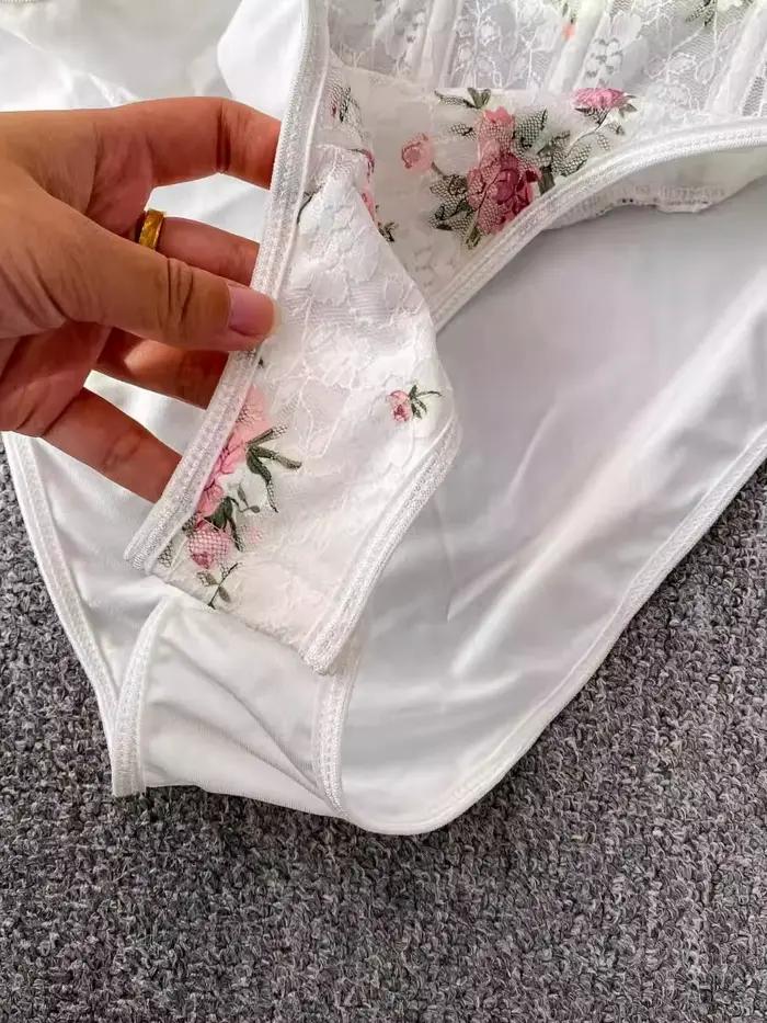 Foamlina européen blanc doux Floral Bandeau licou body haut femmes été arête de poisson taille cintrée coupe ajustée dentelle barboteuse