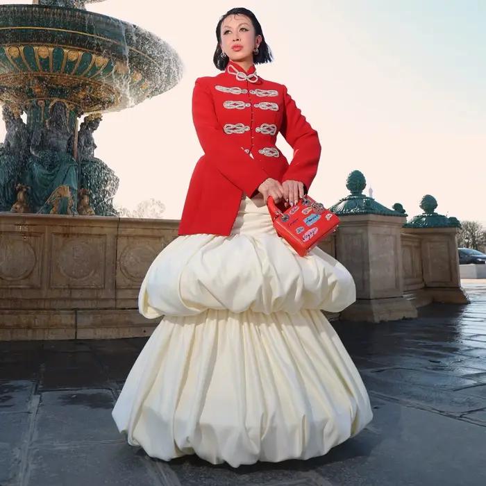 Elegantná dlhá maxi sukňa v slonovinovej farbe s nafúknutým lemom