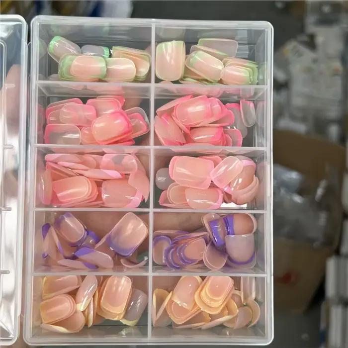 Boîte de 240 faux ongles carrés courts en couleurs douces rose/vert/violet pour femmes occassions spéciales manucure artificielle