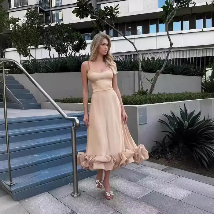 Elegantné dlhé šaty s volánmi pre ženy
