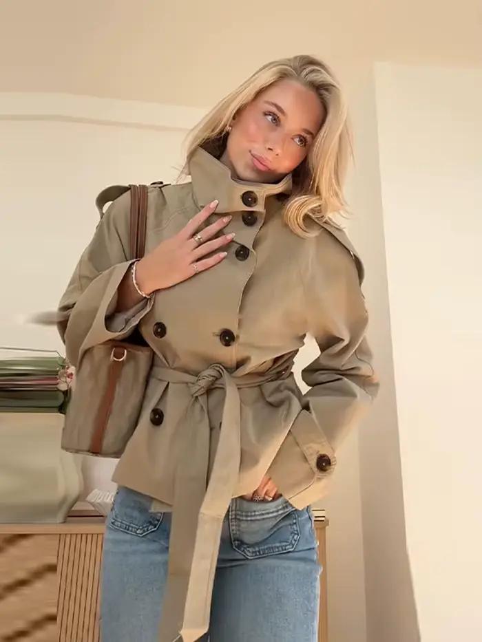 Dámsky krátky trench coat s opaskom v páse
