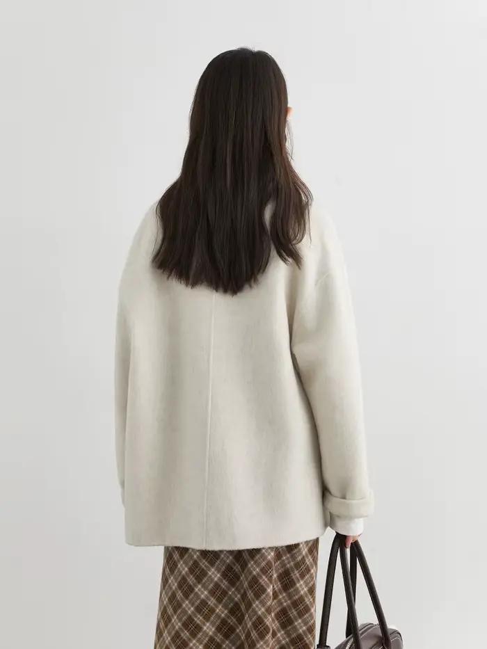 Lâche en laine et polyester Chic Ven pour femmes, style bureau-dame, automne-hiver, col rond, boutonnage simple, pompons装饰去掉最后的装饰部分,并确保HTML格式正确。