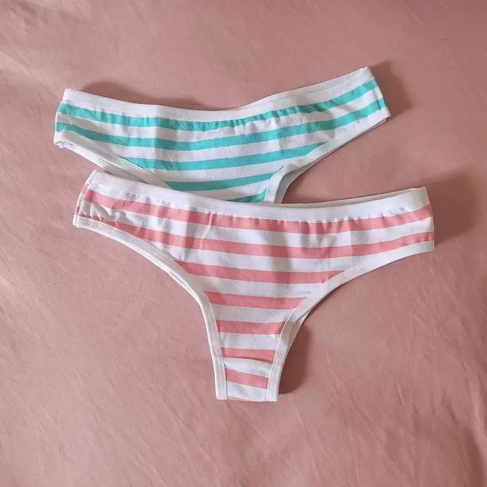 Sexy a roztomilé dievčenské ženské modro-ružové pruhované tangáčiky t-back