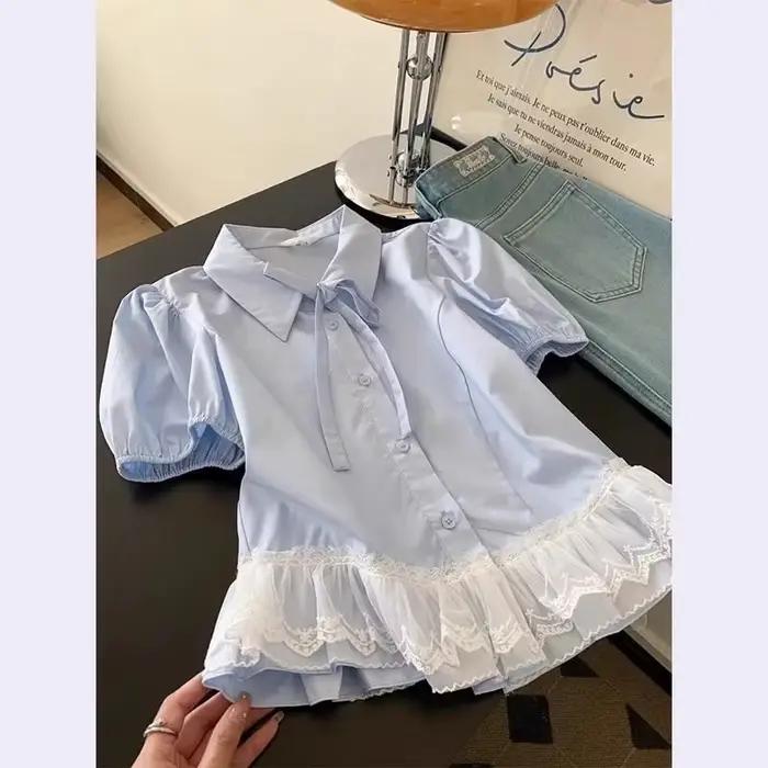 Chemise pour femme en bleu clair avec col à nœud papillon et ourlet en dentelle
