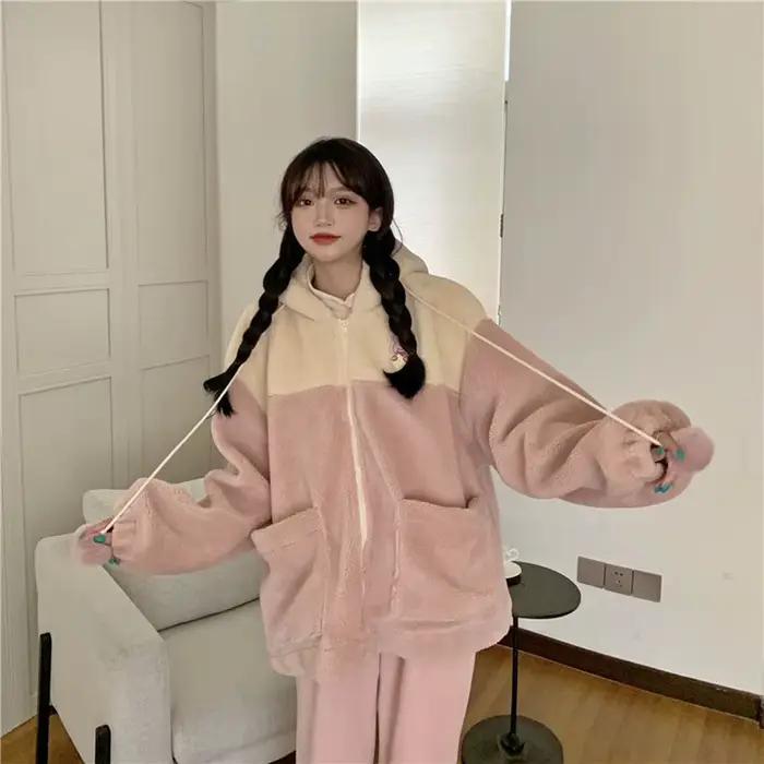 Kawaii japonský animovaný univerzitný mikina s kapucňou pre ženy, plyšová mikina, teplá ležérna bunda en coton et polyester style décontracté pour femmes occassions spéciales automne hiver